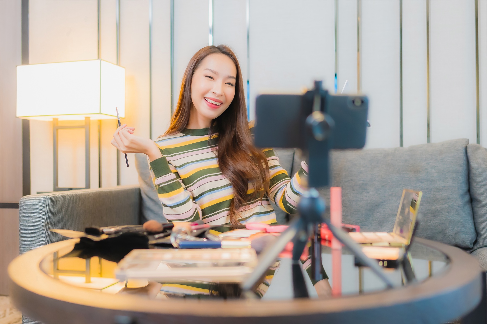 Dịch Vụ Xây Kênh Tiktok Trọn Gói - Nhanh Chóng - Tiết Kiệm 3 anh chan dung nguoi phu nu chau a tre dep xem va su dung my pham tren divan 74190 13127
